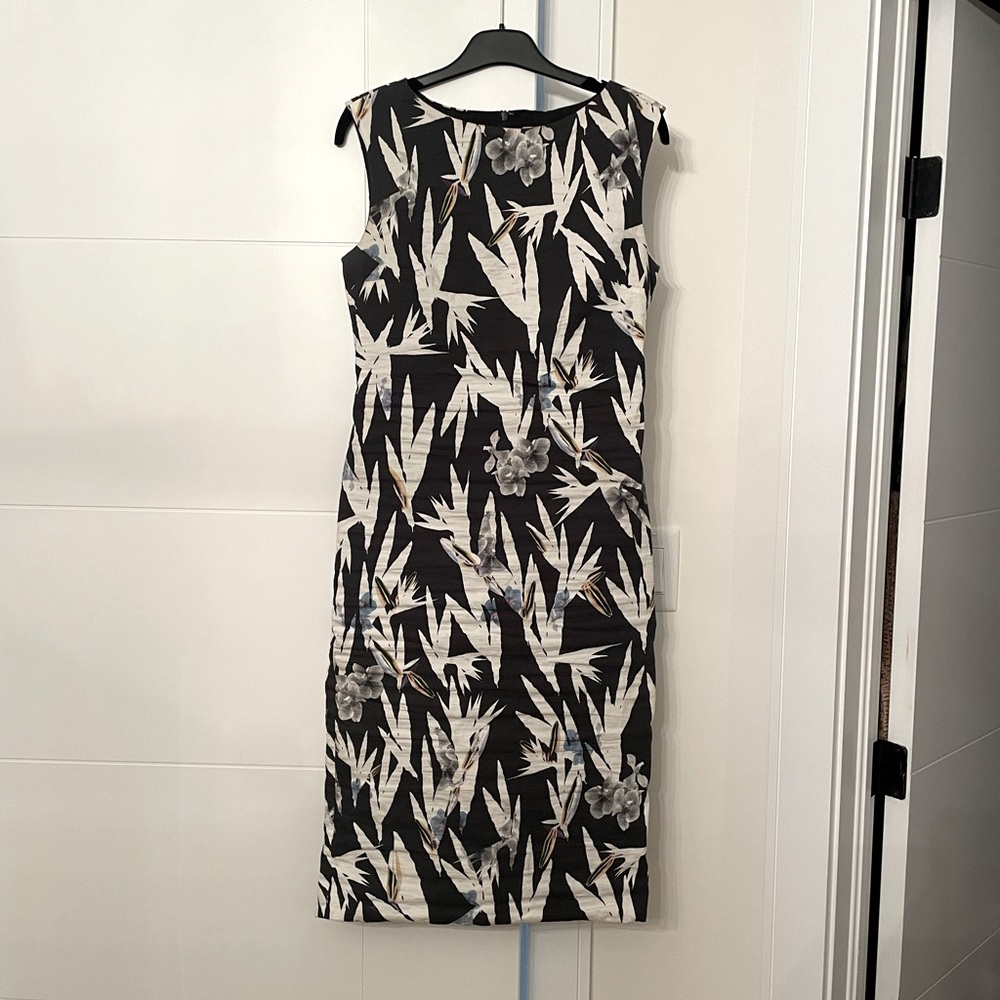 Nicole Miller Atelier Ruched Floral Fitted Stretch Pencil
Dress - Size 6!
